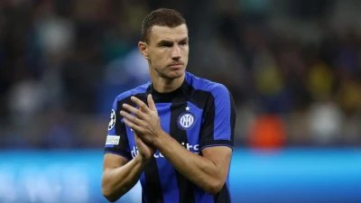 Fiorentina, le pesanti parole di Dzeko dopo la sconfitta in Conference: "Facciamo cagare, dai tifosi ci vuole più sostegno"