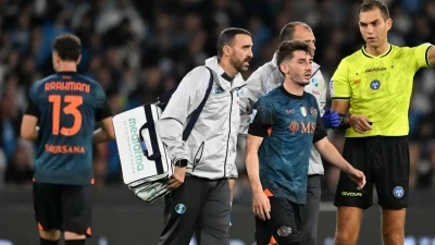 Napoli tra emergenza e speranza: Gilmour vola in Inghilterra, Spinazzola verso il recupero