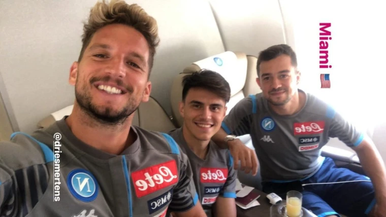 Il Napoli in volo per Miami: lo scatto di Elmas con Mertens e Younes [FOTO]