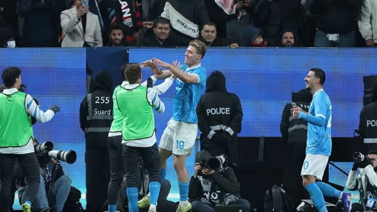 È finale! Neres ed Hojlund fanno volare il Napoli, il Milan torna a casa
