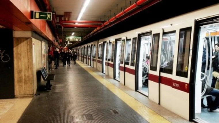 VIDEO - Incredibile incidente a Roma, crolla scala mobile della Metro: coinvolti tifosi CSKA
