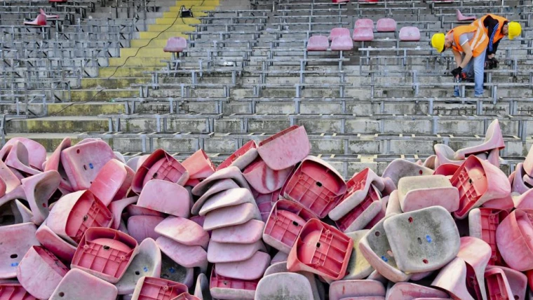 FOTO - Continua il restyling del San Paolo: smontaggio dei sediolini