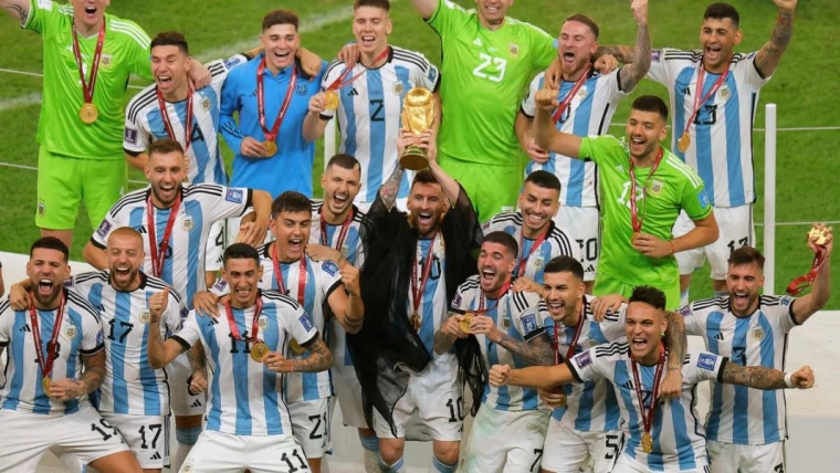 Napoli, notte mondiale a Dimaro: maxischermo in piazza per la finale, i tifosi si schierano con l'Argentina