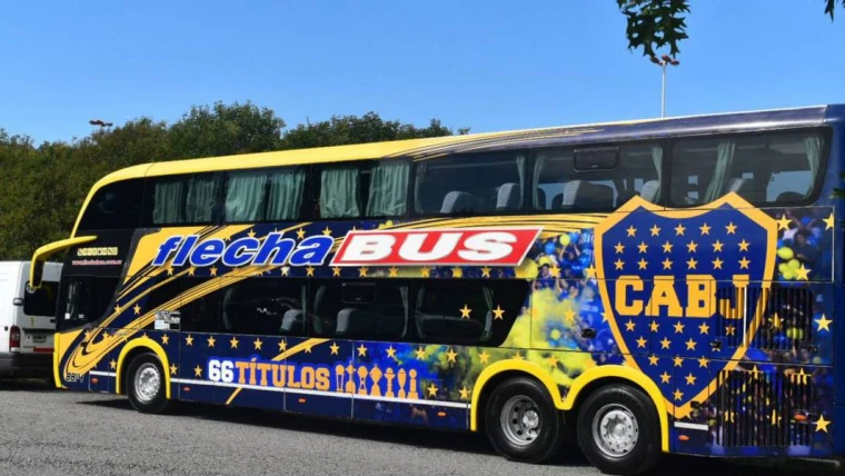 VIDEO - Tifosi River sfondano i vetri al pullman del Boca, la polizia risponde con lacrimogeni e intossica i calciatori