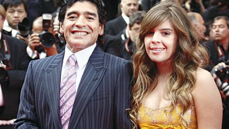 Maradona, la figlia risponde a Daniel Alves: "Ti spiego: ecco chi è mio padre!"