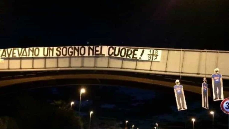 FOTO - Manichini del Napoli impiccati nella notte