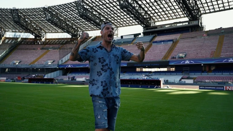VIDEO - Cori e applausi per Clementino: che show in Curva B!
