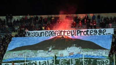 La Cassazione: "Daspo a chi inneggia all'eruzione dei vulcani"
