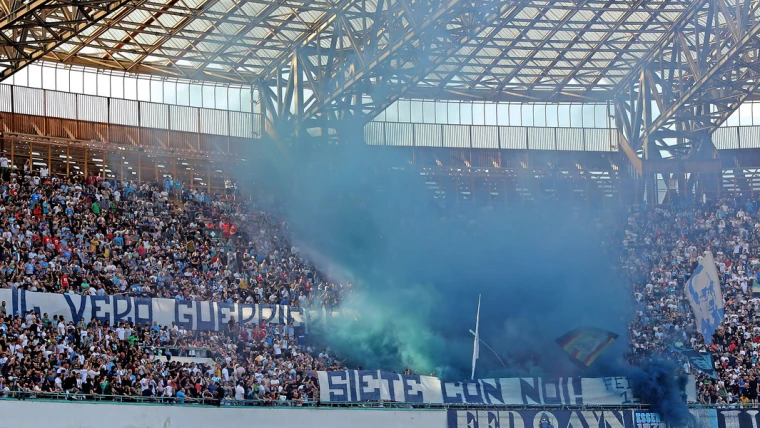 San Paolo, le ultime. Tra i sediolini la scritta "Napoli" e settore dedicato ai disabili