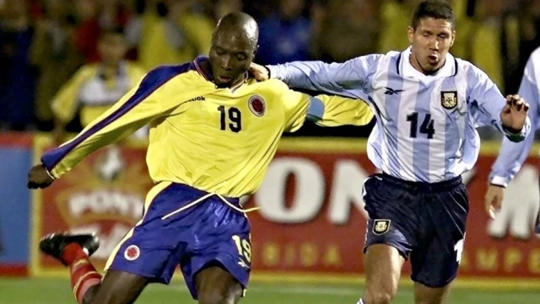Lutto nel mondo del calcio: morto Rincon, non ce l'ha fatta dopo l'incidente