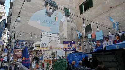 Napoli, maxi sequestro al Largo Maradona: la polizia municipale confisca gadget e magliette