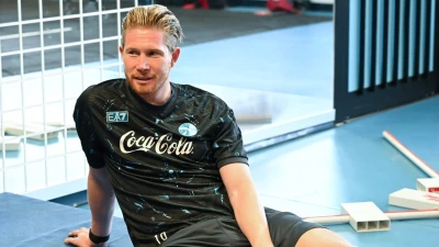 Napoli, De Bruyne si rilassa raccogliendo limoni: la moglie sorpresa dalle dimensioni degli agrumi