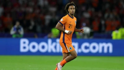 Gazzetta - Napoli, Osimhen aspetta il Manchester United: gli inglesi potrebbero includere Zirkzee nella trattativa…