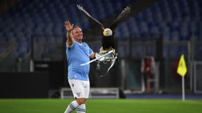 Lazio, il falconiere (sospeso) dal club: "Il saluto romano? L'ho fatto perché stimo Mussolini. Ma non sapevo fosse vietato"