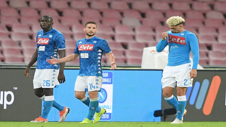 FOTO - La forza del Napoli è il gruppo: bello scambio di battute tra Mertens e Malcuit