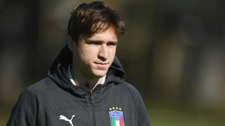 Juventus, Chiesa, il Barcellona prepara l'offerta. E lui deve ridursi l'ingaggio