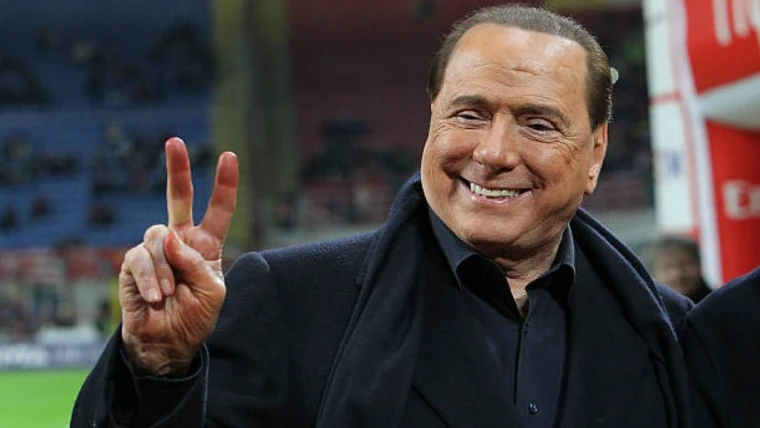 Napoli, azzurri come il Milan di Berlusconi: il modello vincente è la forza della società, non un solo stile di gioco