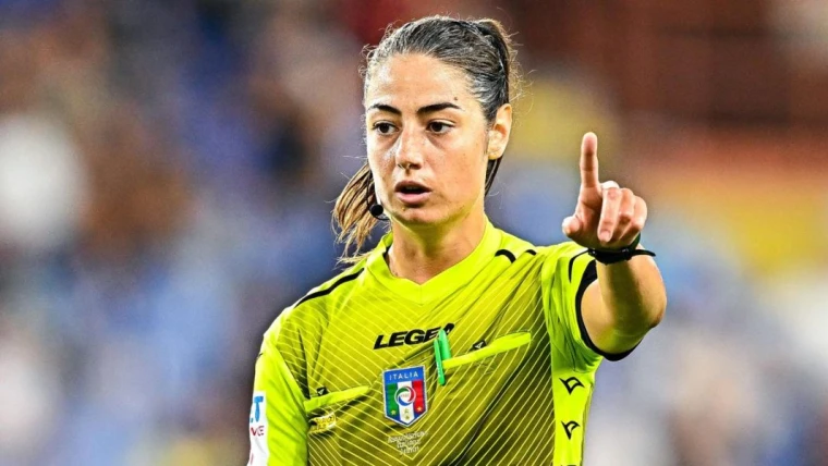Arbitri, Maria Sole Ferrieri Caputi fa la storia: miglior arbitra del 2025 secondo l’IFFHS, ma in Italia...