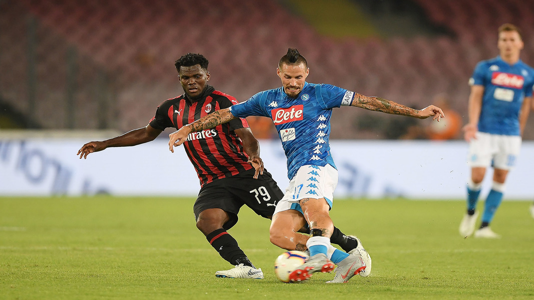 Scontro di gioco tra Hamsik e Kessie