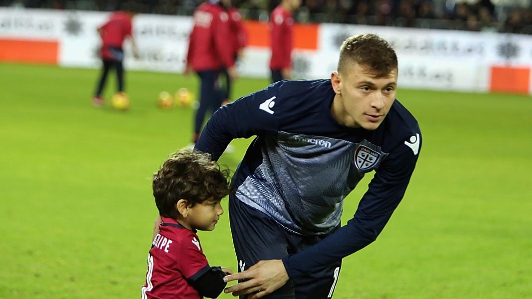 Nicolò Barella con un bimbo