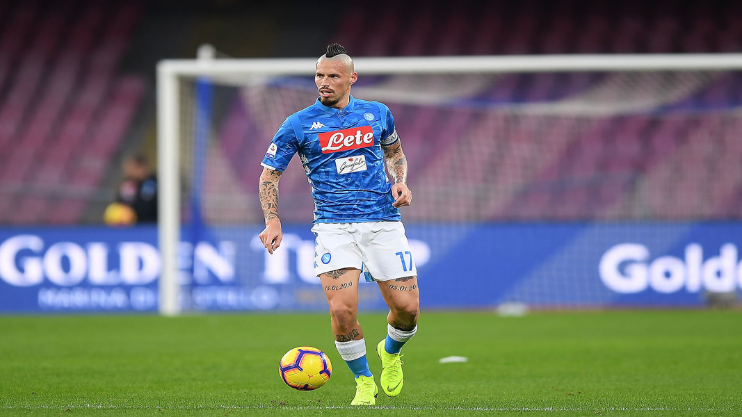 Hamsik gestisce il pallone