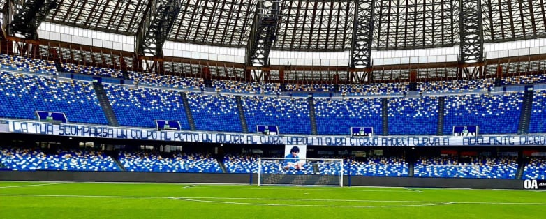 Napoli striscione Maradona